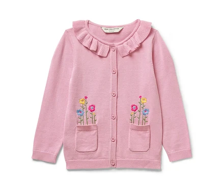 Rosa Baby-Strickjacke mit Blumenstickerei auf den Taschen.
