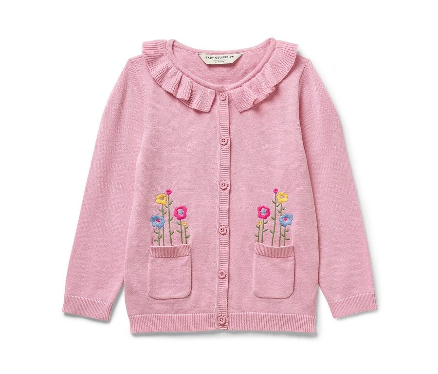 Rosa Baby-Strickjacke mit Blumenstickerei auf den Taschen.