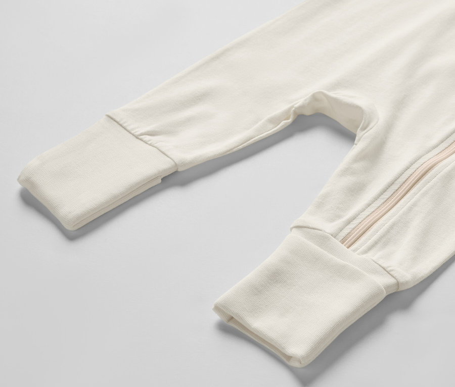 Detailansicht eines weißen Baby-Schlafanzugs "3 Baby-Pyjamas, Ritter".