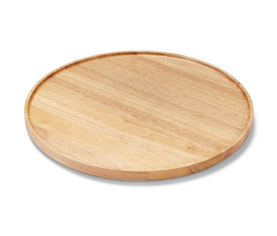 Ein Holzteller auf weißem Hintergrund.