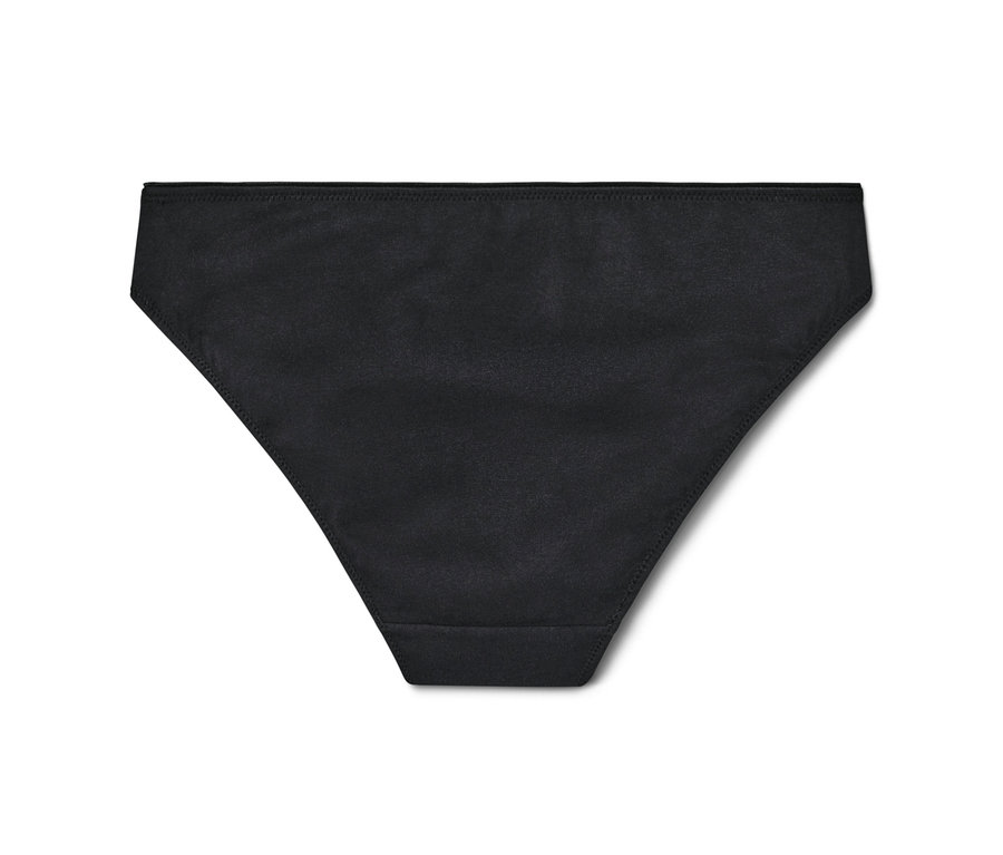 Ein schwarzer Slip auf weißem Hintergrund.