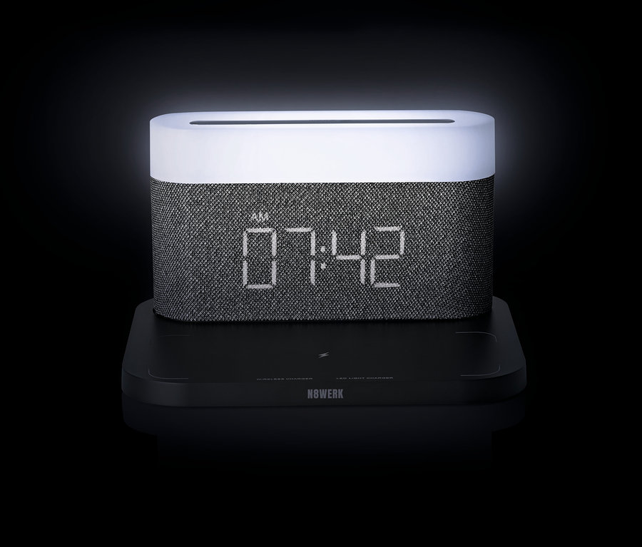 Ein schwarzer N8WERK Nachttischlampen-Wecker mit Wireless Charger zeigt die Uhrzeit 07:42.