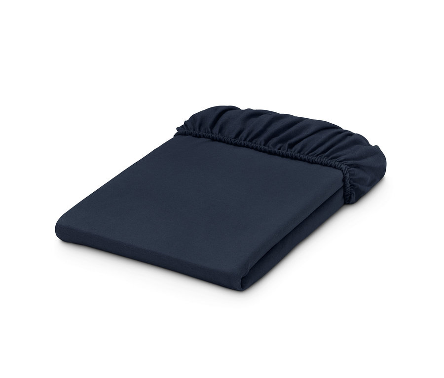 Ein dunkelblaues Biber-Spannbettlaken ist auf einem weißen Hintergrund gefaltet.