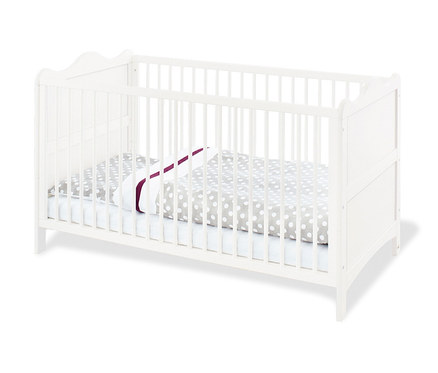 Ein weißes Kinderbett mit grau gepunkteter Bettwäsche und einem weißen Kissen mit bordeauxfarbenem Rand. Sichtbar ist das 3-teilige Pinolino Set »Florentina« breit.