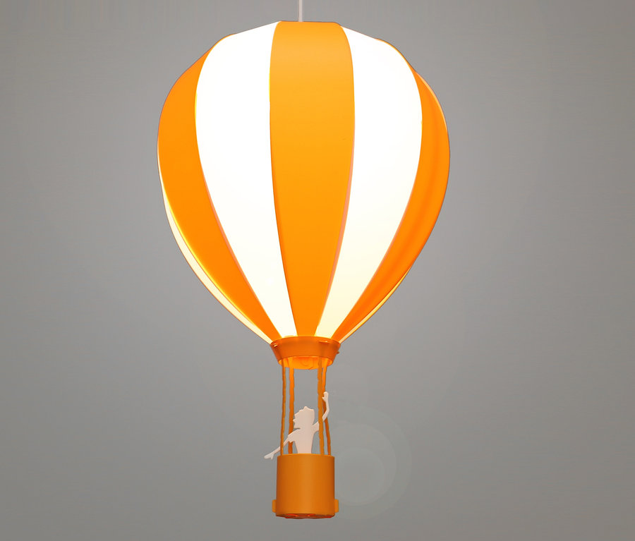 Orange-weiße Deckenlampe »Heißluftballon« mit einer weißen Figur im Korb.