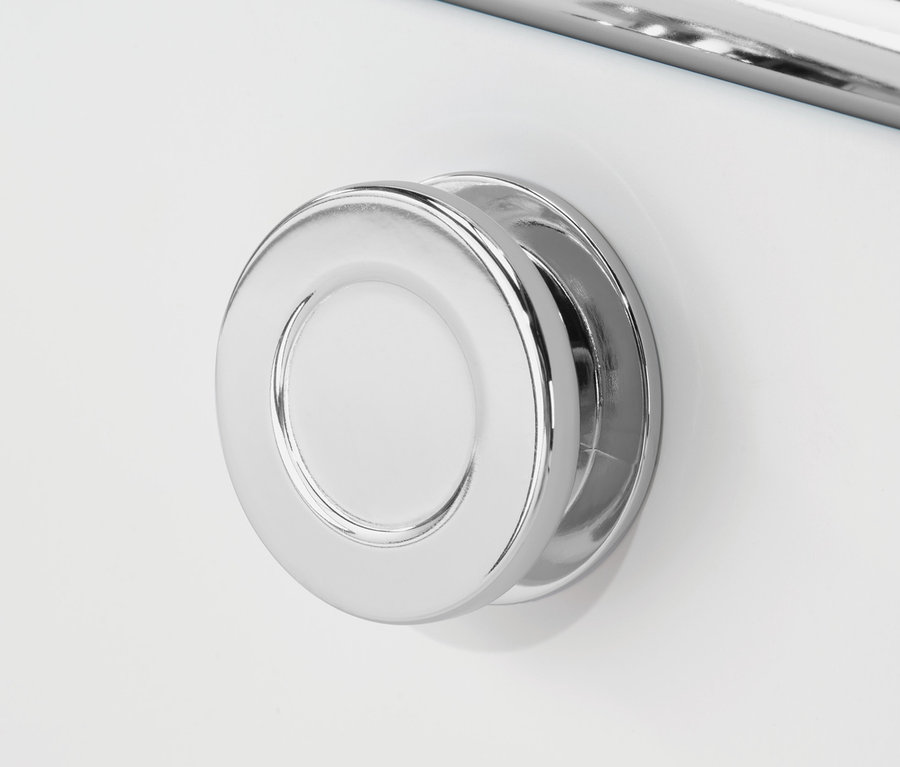 Detailaufnahme eines weißen »CN3« Sideboards mit einem runden Chromgriff und einer Chromstange darüber.