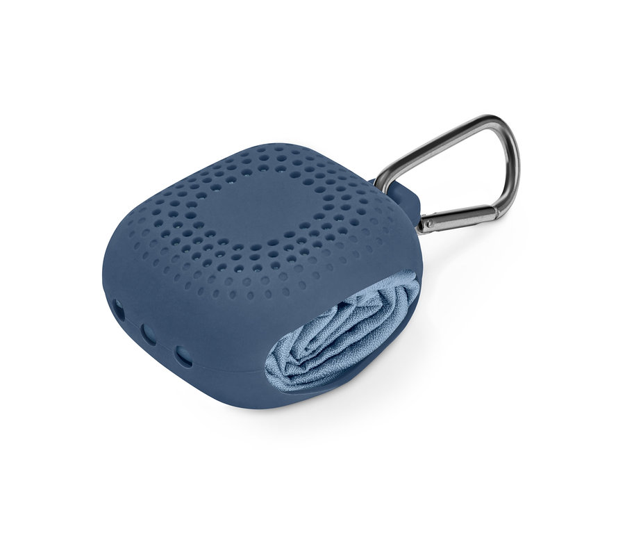 Blaues Outdoor-Handtuch in Hülle mit Karabiner.