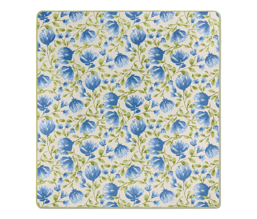 Blumenmuster Kleine Picknickdecke mit blauen Blumen und grünen Blättern.