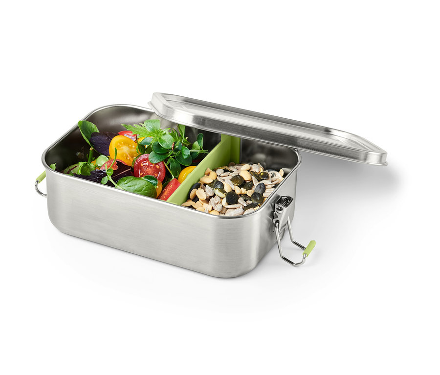 Offene To-go-Lunchbox mit Tomaten, Salat und Samen.