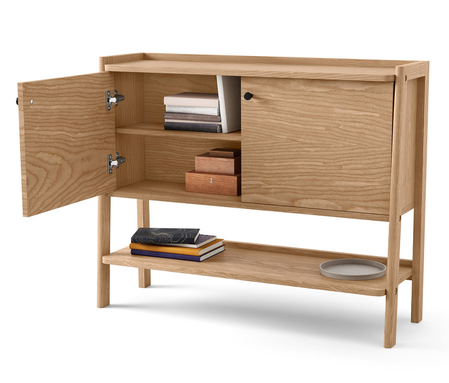 Geöffneter, zweiteiliger Holz-Anrichte mit Büchern und Kisten darin.