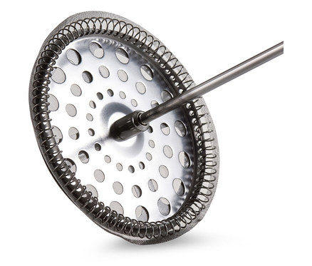 Detailaufnahme des Metallsiebs einer Siebstempelkanne mit Griff.