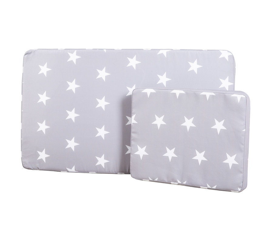 Zwei Auflagen mit grauem Stoff und weißen Sternen. roba 2er-Gartenliege für Kinder.