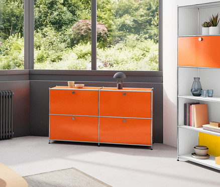 Innenraum mit Holztisch, Sideboard Metall »CN3« mit 4 Klappenfächern, hohem Regal Metall »CN3« mit 2 Klappenfächern und Hängeleuchte aus Holz.