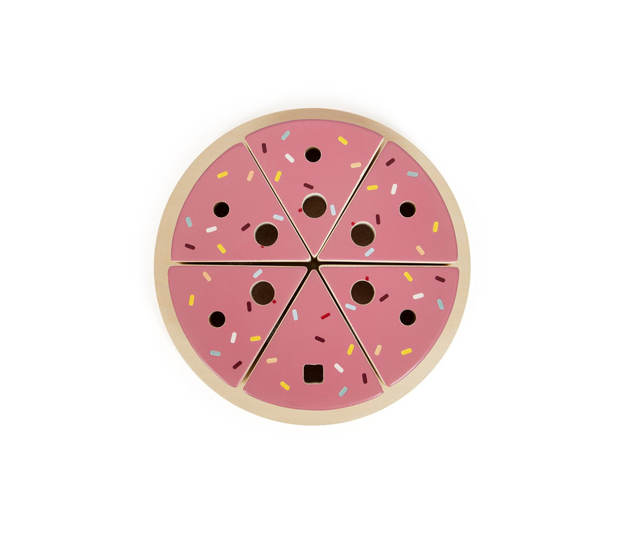 Rosa Holztorte mit sechs Stücken und bunten Streuseln. small foot Schneide-Geburtstagstorte »tasty«.