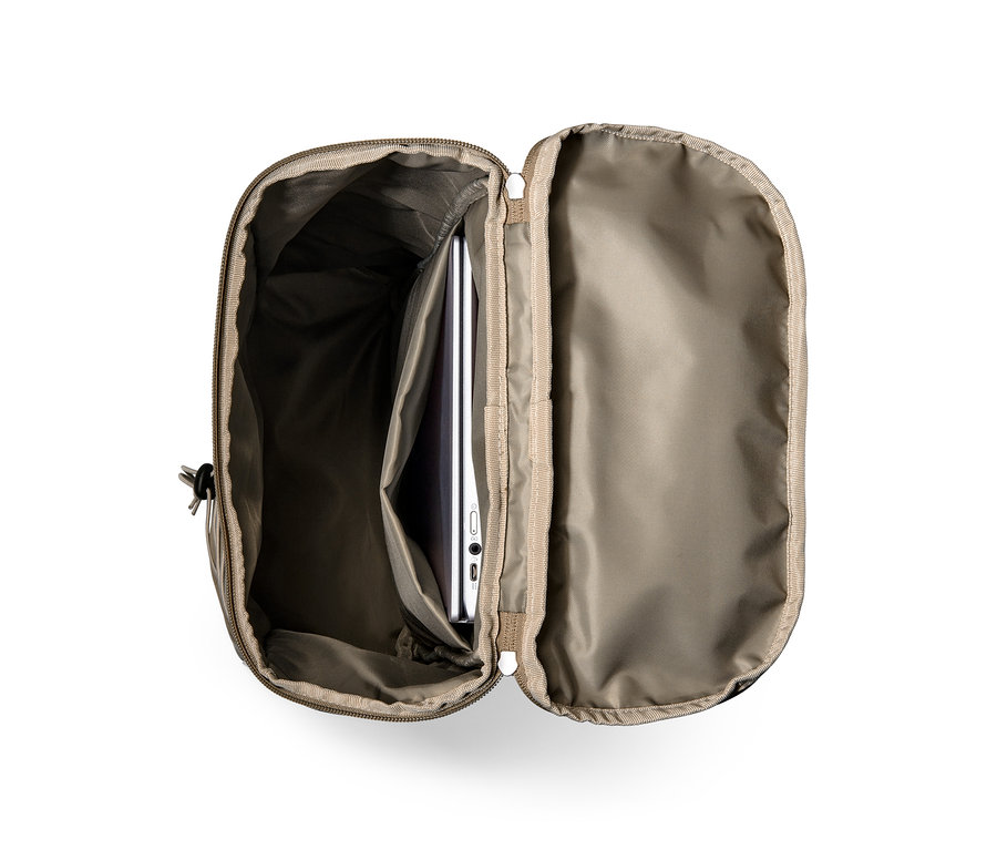 Offener Outdoor-Rucksack mit Laptop im Inneren.
