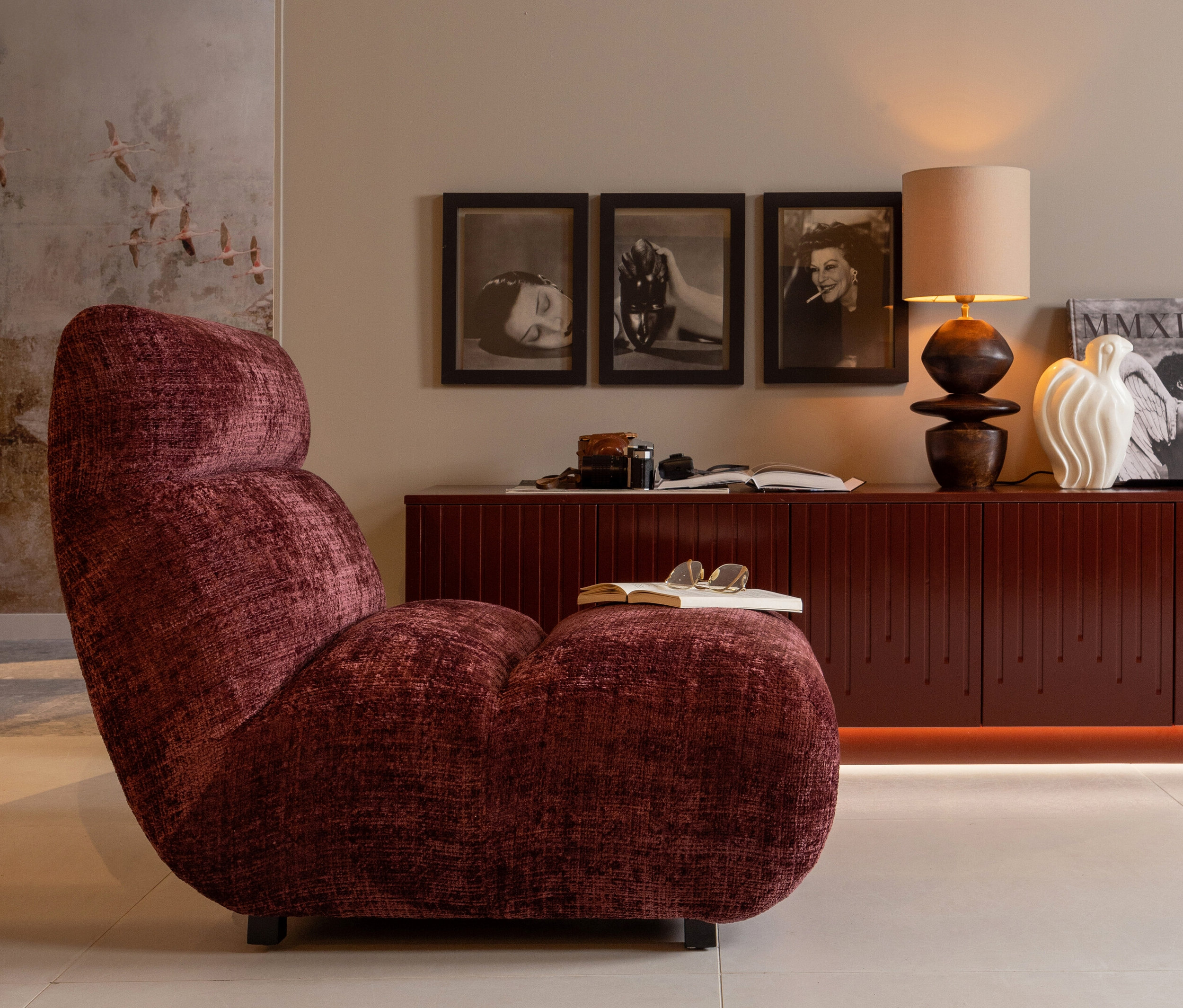Wohnzimmer mit auberginefarbenem BePureHome Sessel »Observe«, Kommode und Lampe.