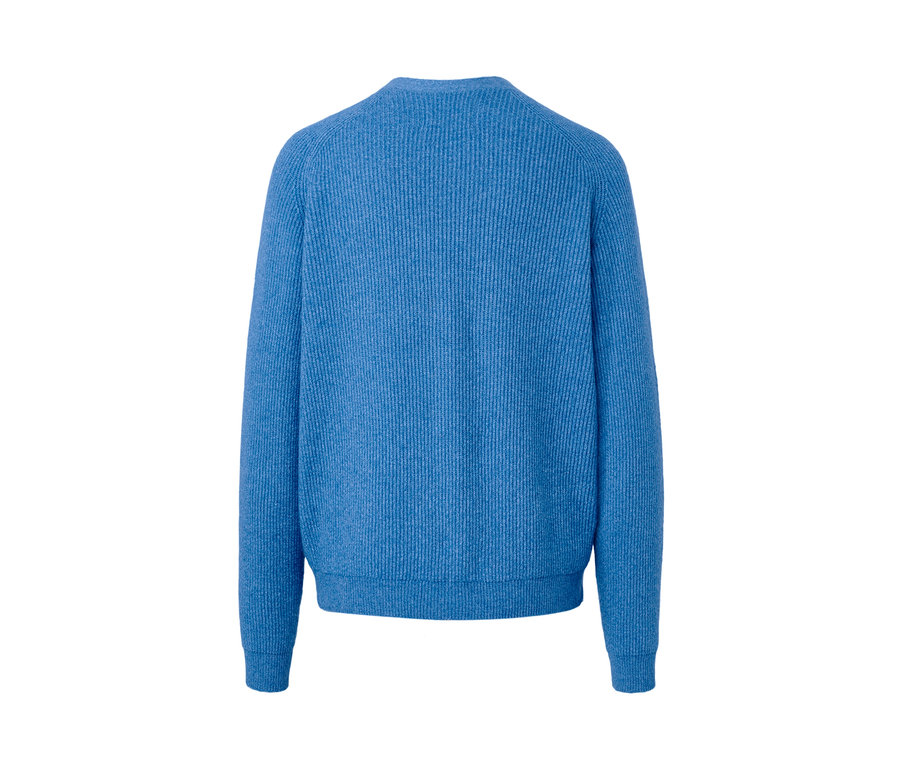 Detailansicht der Rückseite eines blauen Grobstrick-Cardigans.