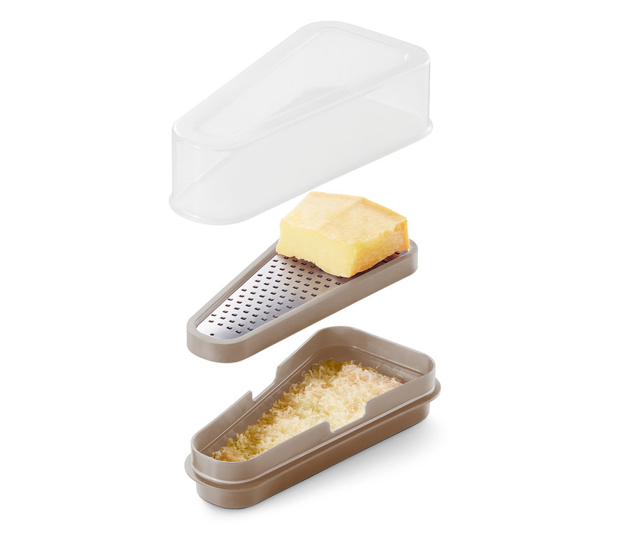 Auseinandergebaute 2-in-1-Parmesanreibe mit Käse oben und geriebenem Käse unten.