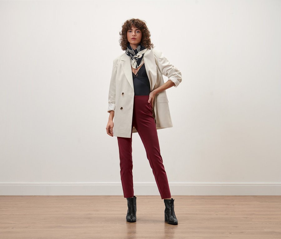 Frau posiert in Sakko, Top und Comfort-Hose.