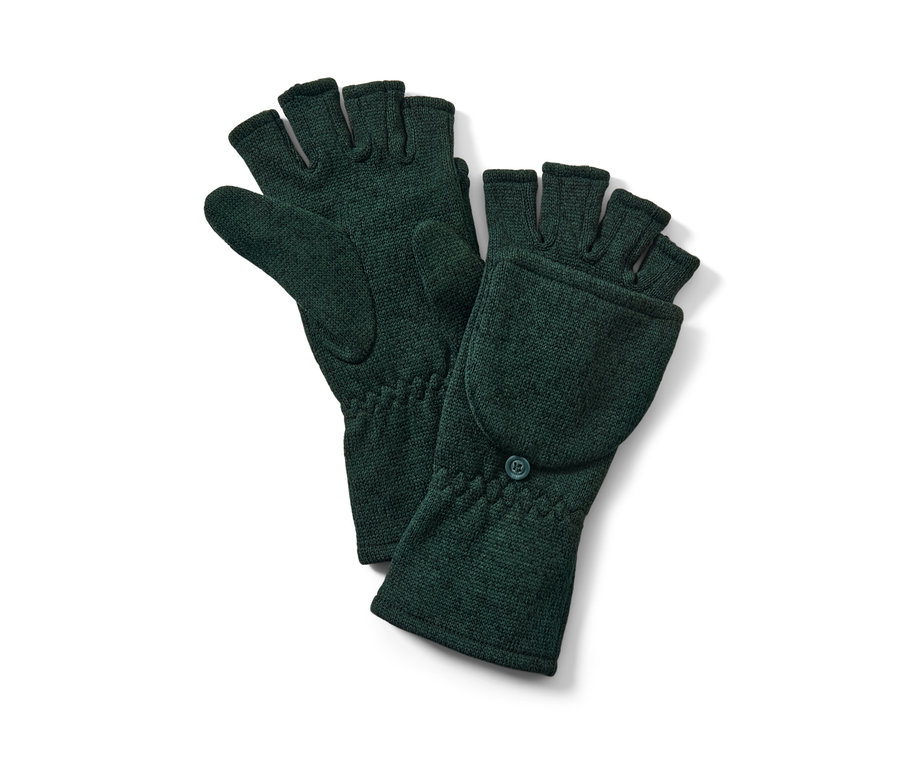 Zwei grüne Strickfleece-Klappfäustlinge liegen auf einem weißen Hintergrund.