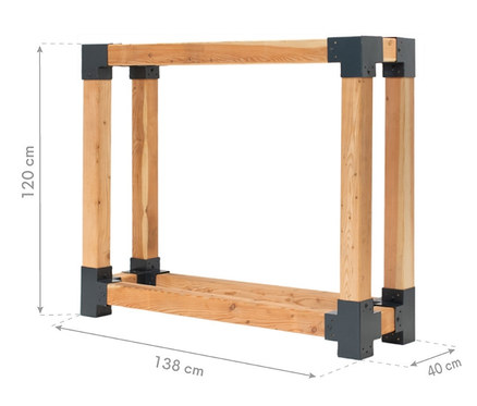 Leerer Kaminholzständer, L aus Holz mit schwarzen Eckverbindungen.
