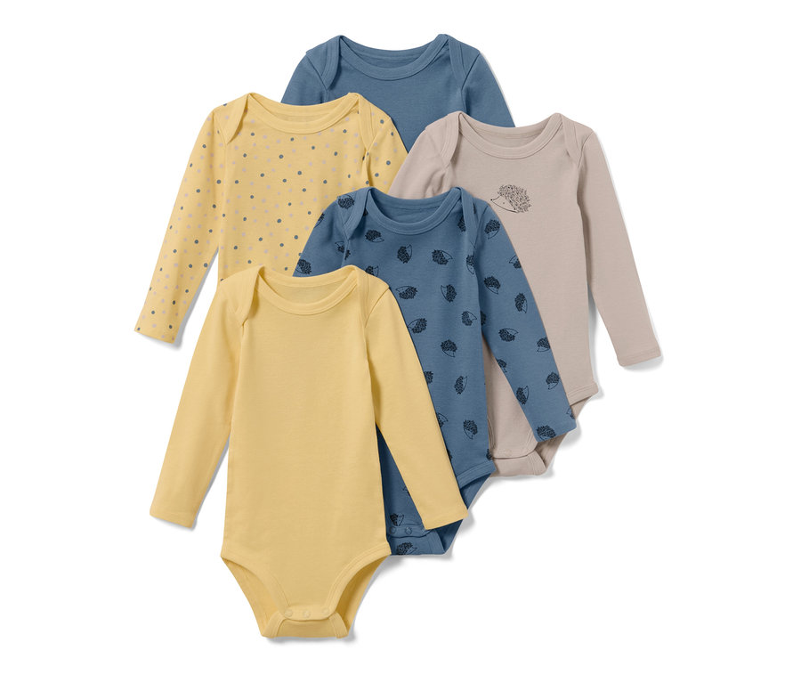 Fünf Baby-Langarmbodys in Gelb-, Blau- und Beigetönen.