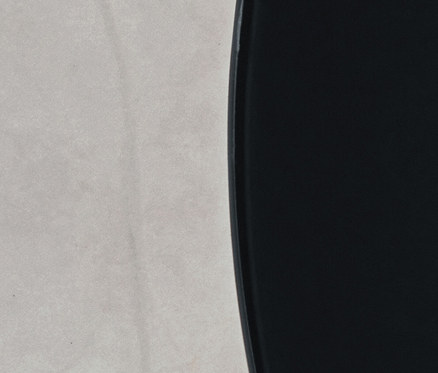 Detail von zwei Beistelltischen mit Marmoroptik und Glasoberfläche.