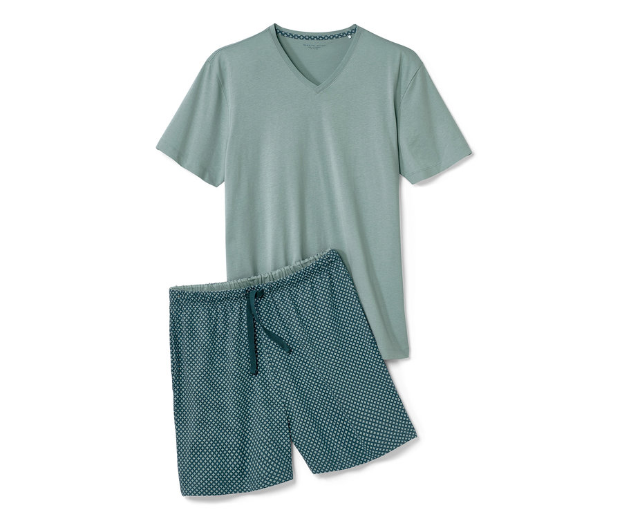 Ein hellgrüner Shorty-Pyjama mit V-Ausschnitt-Oberteil und gemusterten Shorts.
