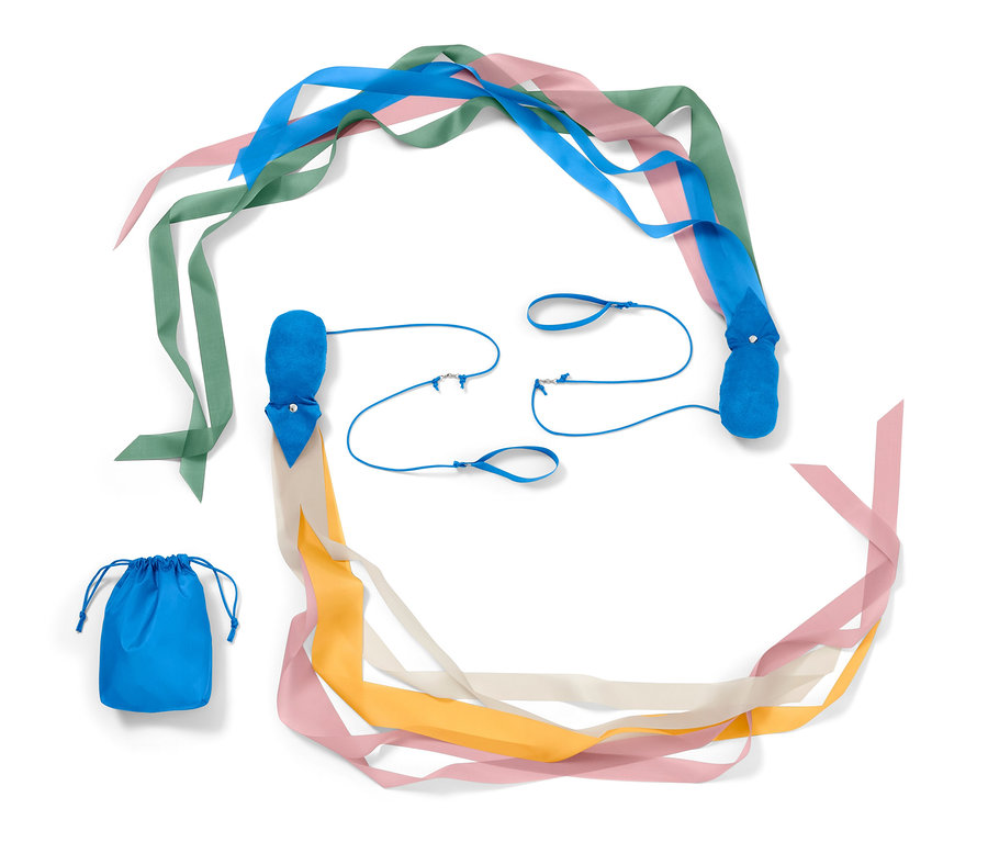 Zwei Schweif-Poi mit bunten Bändern und eine blaue Stoffhülle.
