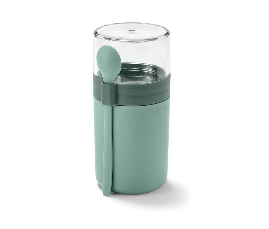 Ein grüner To-go-Joghurt-Becher mit transparentem Deckel und Löffel.