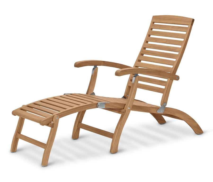Ein Deckchair mit Polsterauflage aus braunem Holz.