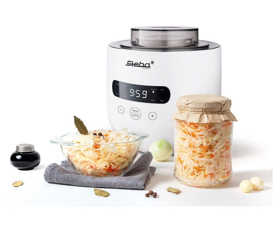 Glasschüssel und Glas mit Sauerkraut in der Nähe des Steba Joghurt- und Frischkäsebereiters JM4.