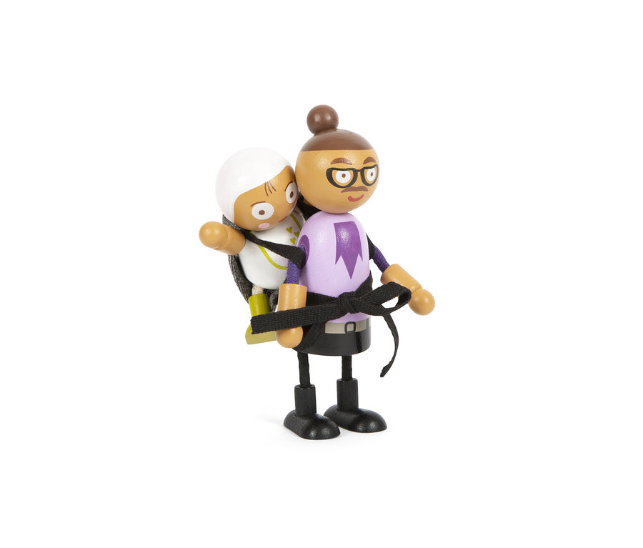 Holzfigur eines Vaters mit Brille, der ein Kind aus der small foot Biegepuppen-Familie auf dem Rücken trägt.