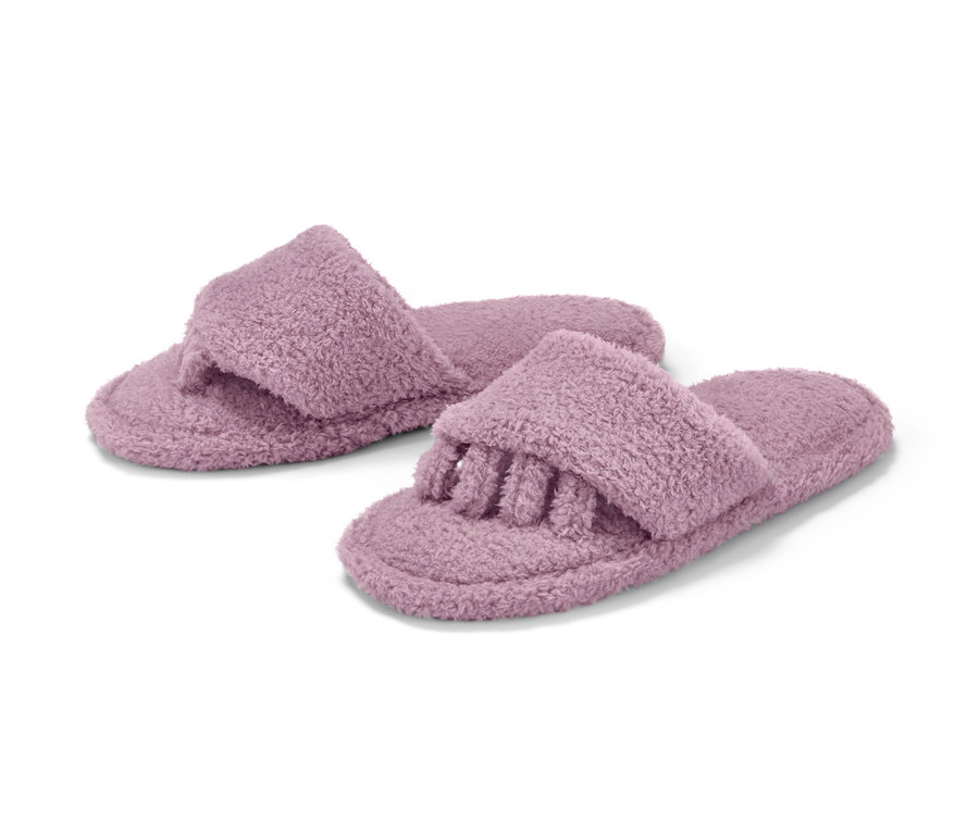 Zwei lila Lackier-und-Entspannungspantoletten aus Frottee.