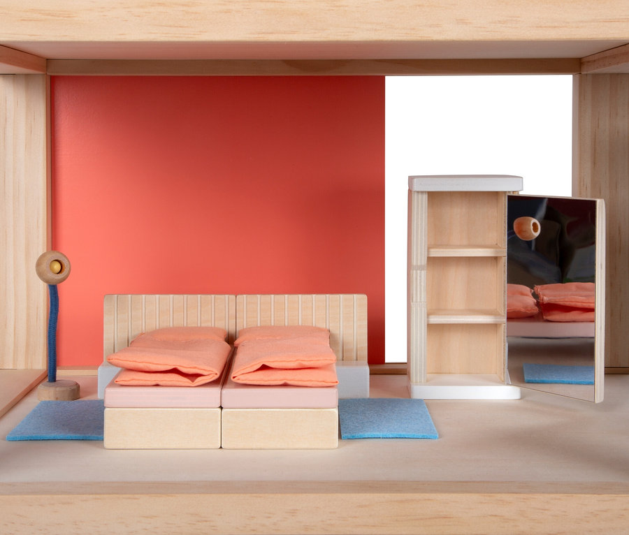 Schlafzimmer im small foot Puppenhaus Natur mit Möbeln mit Bett, Schrank und Lampe.