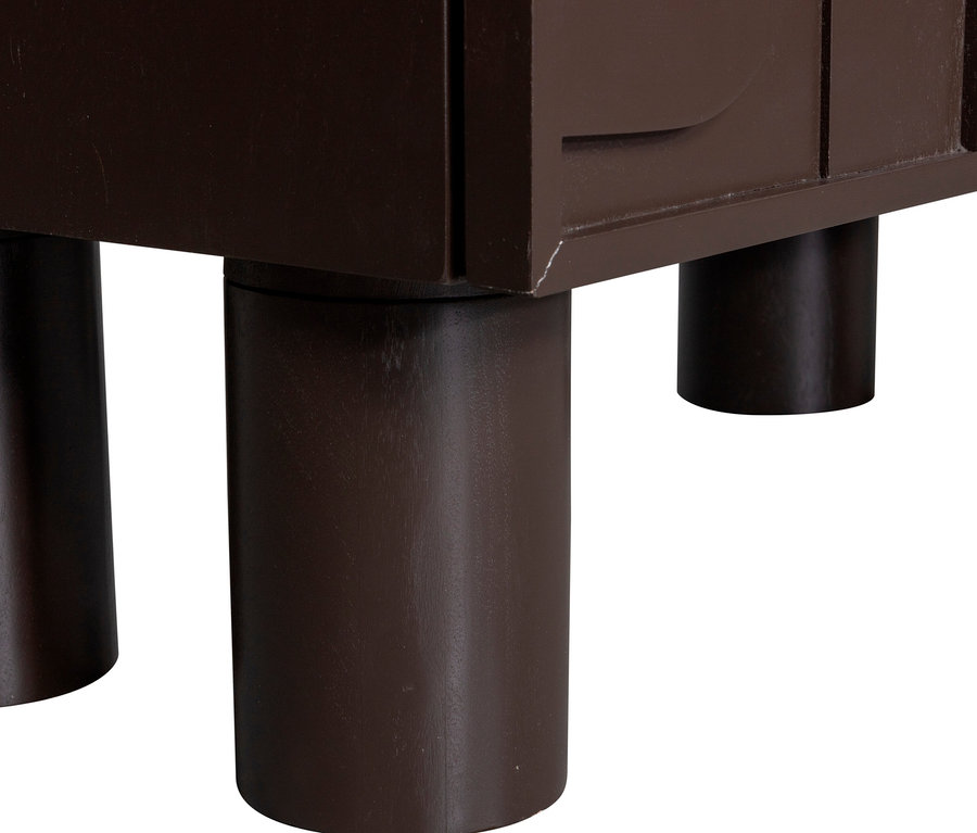 Detailaufnahme eines braunen BePureHome Schranks »Notice« mit zylinderförmigen Füßen.