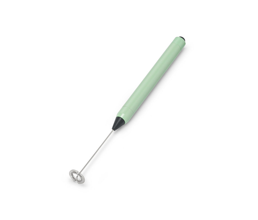 Ein grüner Milchaufschäumer auf einem weißen Hintergrund.