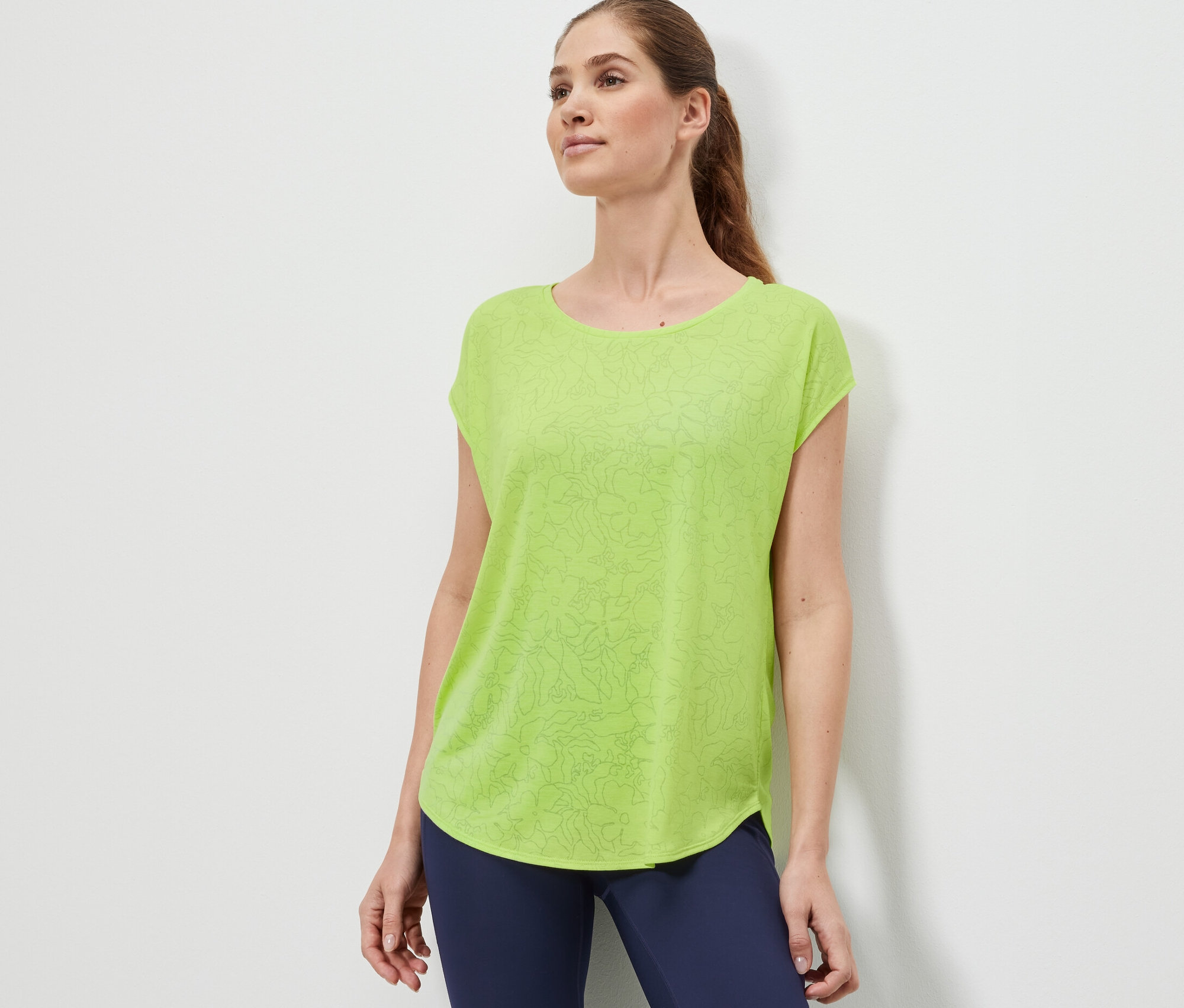 Frau trägt ein Sportshirt in Lime.