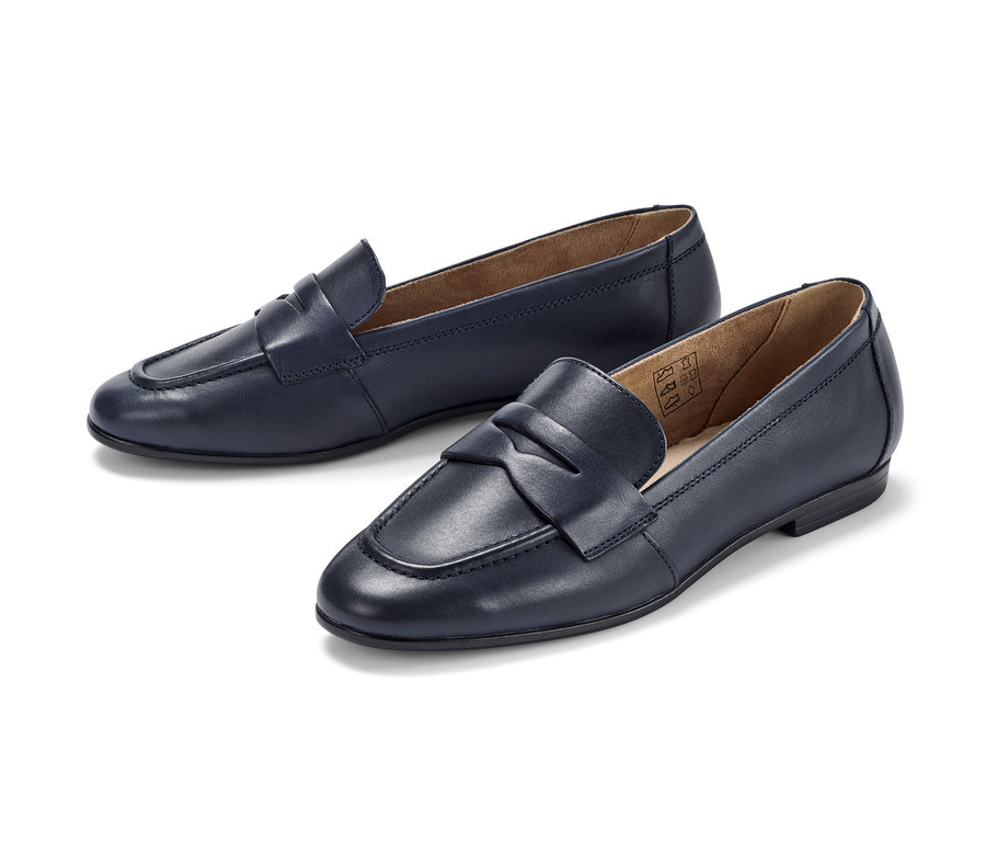 Zwei Leder-Loafer.