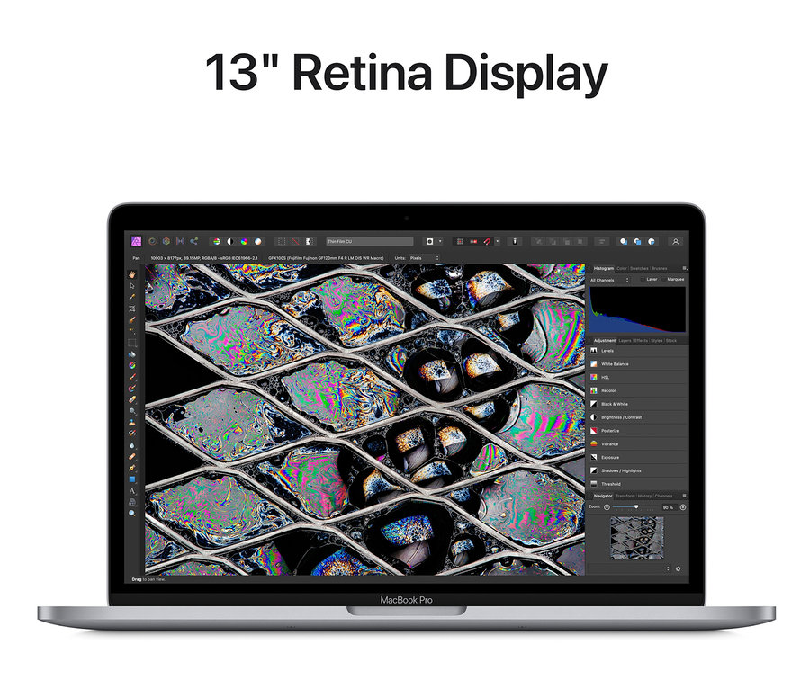 Ein graues Apple MacBook Pro 13" (2022) zeigt ein Fotobearbeitungsprogramm auf dem Bildschirm.