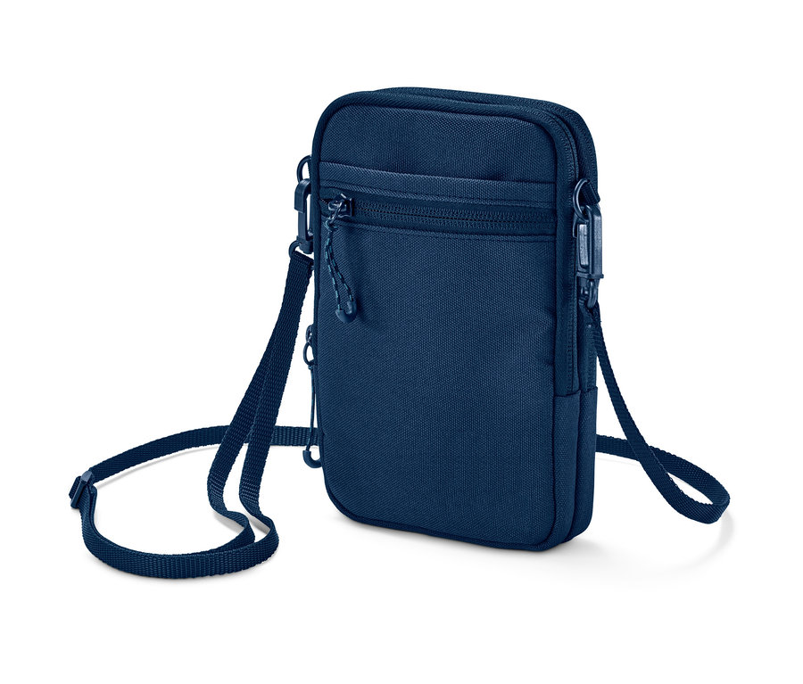 Blaue Umhängetasche auf weißem Hintergrund.