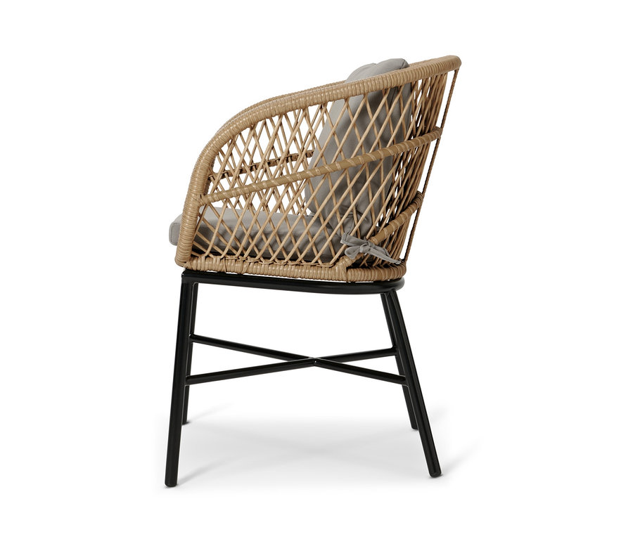 Seitenansicht eines Dining-Stuhls mit Polyrattangeflecht und grauen Kissen auf Sitz und Rückenlehne.
