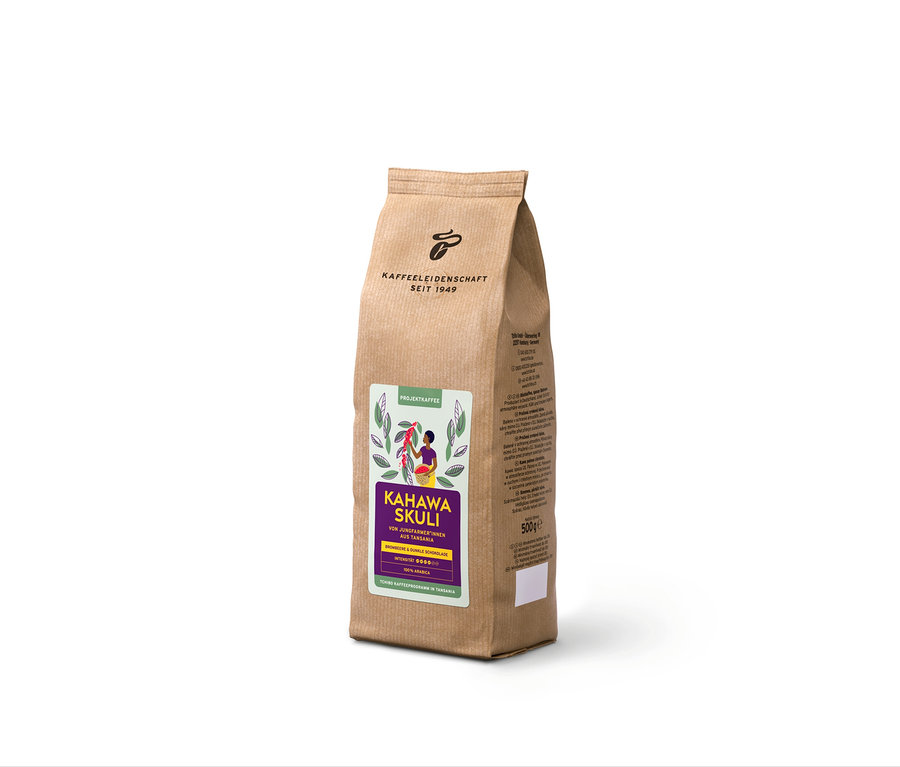 Eine 500g-Packung Projektkaffee Kahawa Skuli. Auf der Packung ist eine Frau abgebildet, die Kaffeekirschen erntet.
