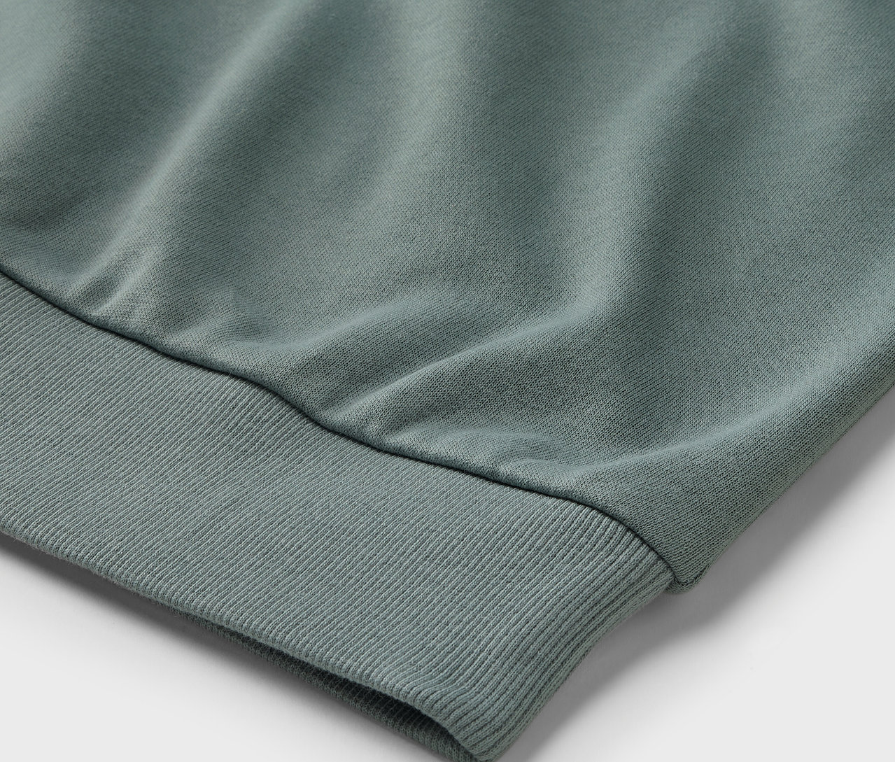 Detailansicht eines Kinder-Sweatshirts mit Frottee-Schriftzug.