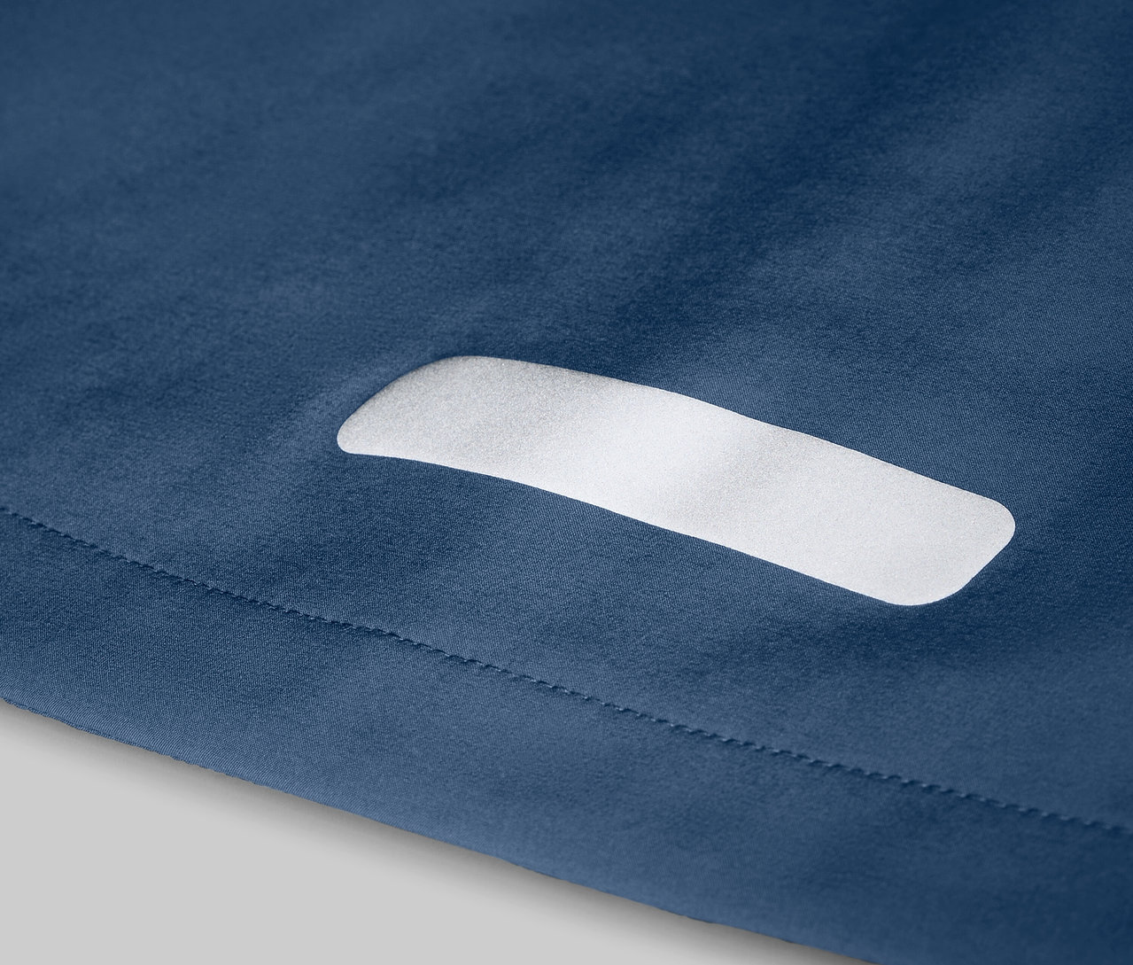 Detailansicht der Kinder-Softshelljacke mit Farbwechsel bei Regen.