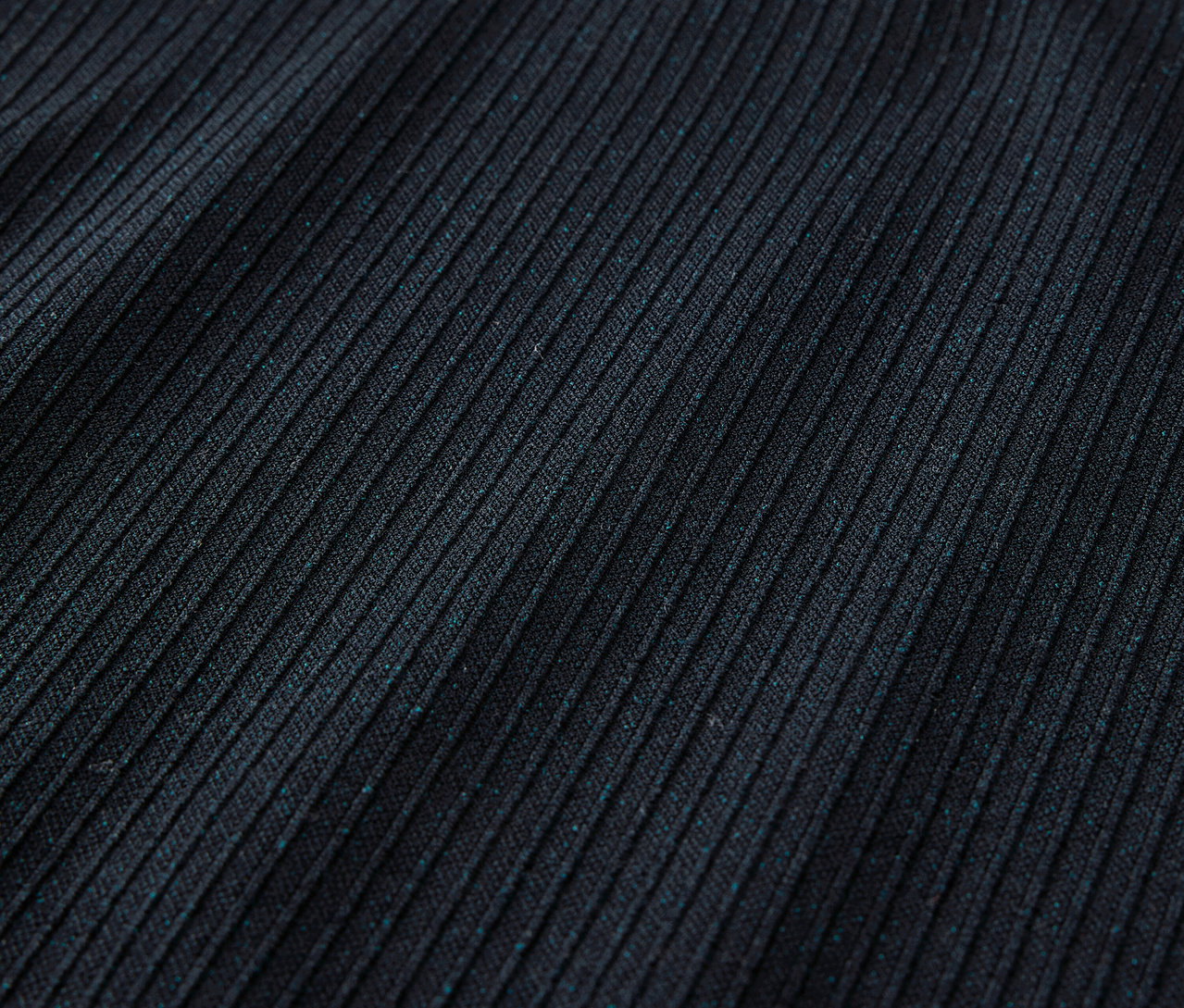 Detailaufnahme von dunkelblauer Kinder-Seamless-Funktionsunterwäsche.