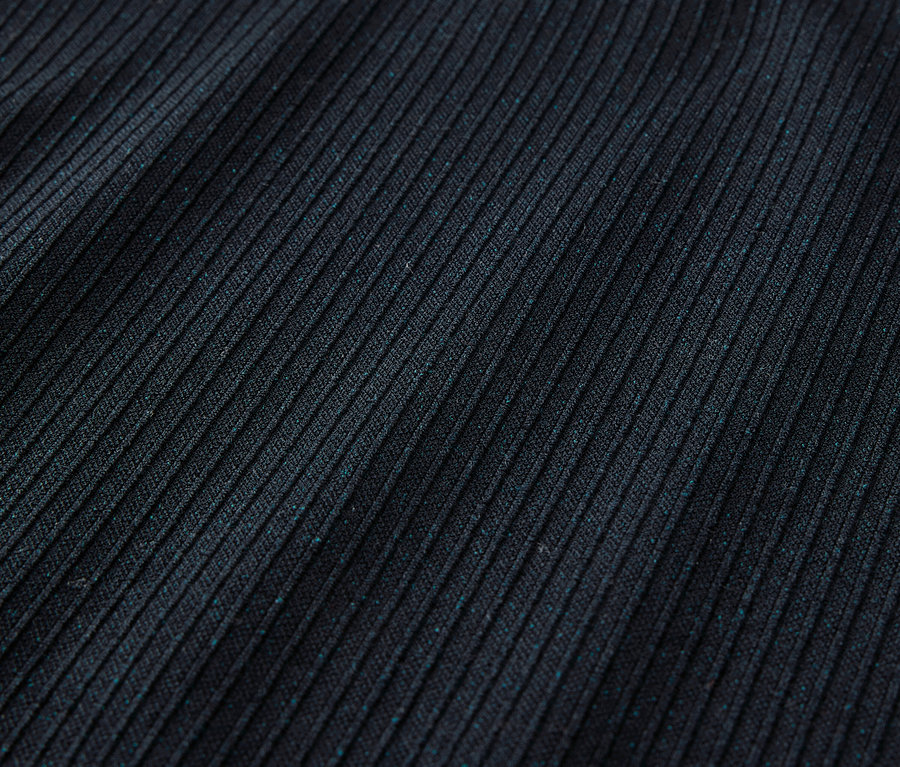 Detailaufnahme von dunkelblauer Kinder-Seamless-Funktionsunterwäsche.
