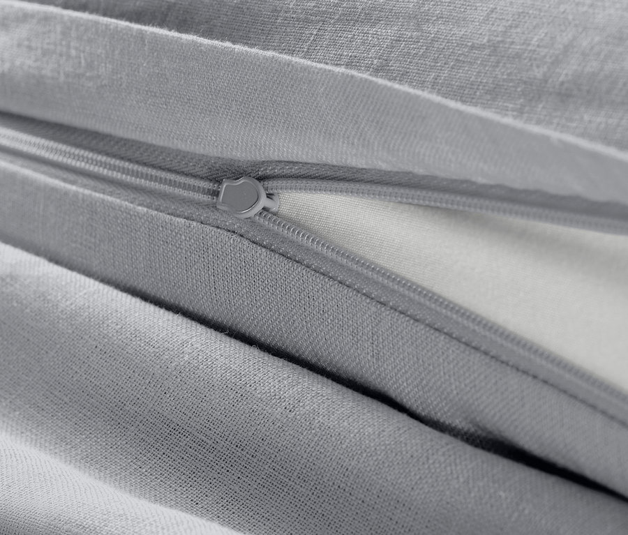 Detailansicht grauer Leinen-Bettwäsche in Übergröße mit Reißverschluss.