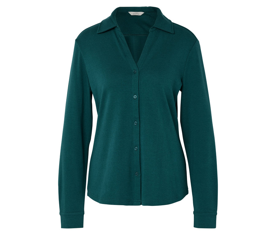 Ein grünes Langarmhemd mit Knöpfen.