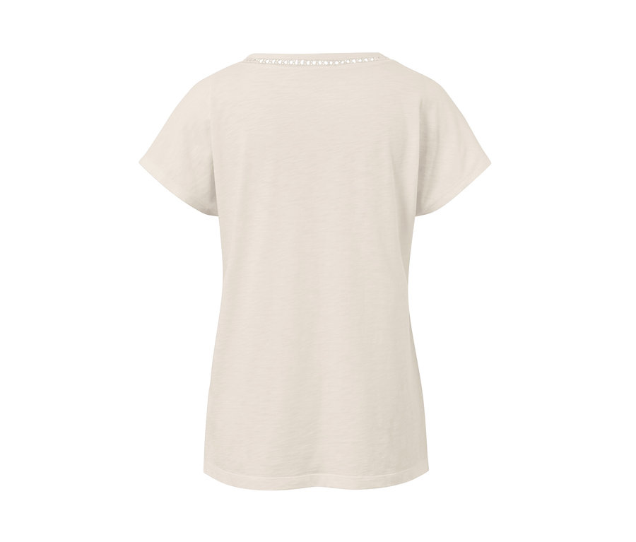 Detailansicht eines cremeweißen Shirts aus Modalmix.